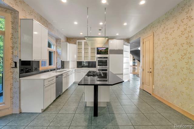 Builiding view sixteen for 5779 Pinecrest Estates, Ann Arbor, MI. 48105