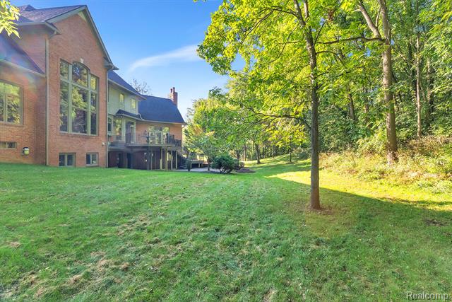 Builiding view sixty five for 5779 Pinecrest Estates, Ann Arbor, MI. 48105