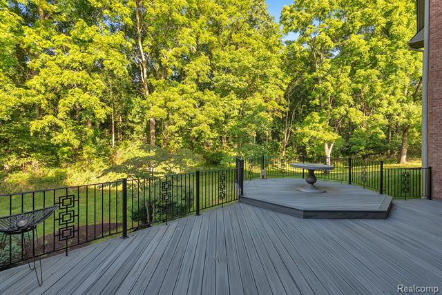 Builiding view sixty two for 5779 Pinecrest Estates, Ann Arbor, MI. 48105