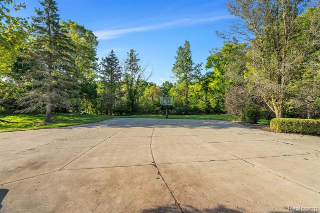 Builiding view sixty for 5779 Pinecrest Estates, Ann Arbor, MI. 48105