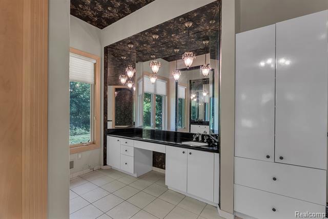 Builiding view thirty two for 5779 Pinecrest Estates, Ann Arbor, MI. 48105