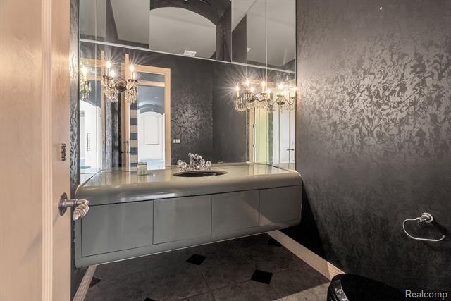 Builiding view twenty nine for 5779 Pinecrest Estates, Ann Arbor, MI. 48105