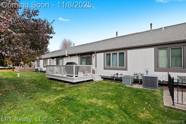 Builiding view thirty for 13139 Highland Circle, Sterling Heights, MI. 48312