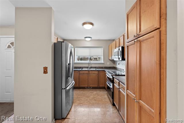 Builiding view eight for 53244 Glen Oak Dr., New Baltimore, MI. 48051