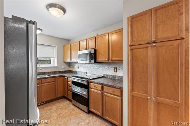 Builiding view seven for 53244 Glen Oak Dr., New Baltimore, MI. 48051