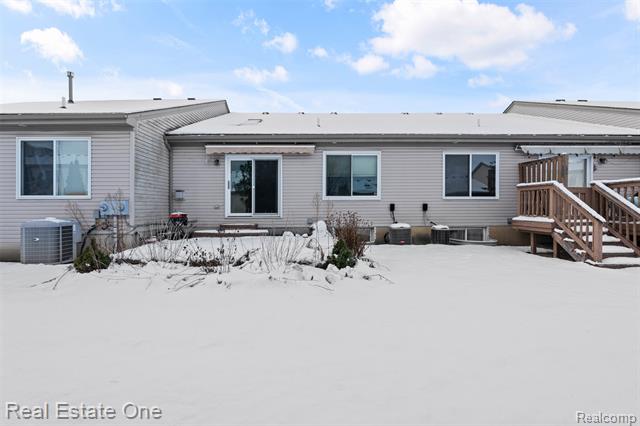 Builiding view twenty five for 53244 Glen Oak Dr., New Baltimore, MI. 48051