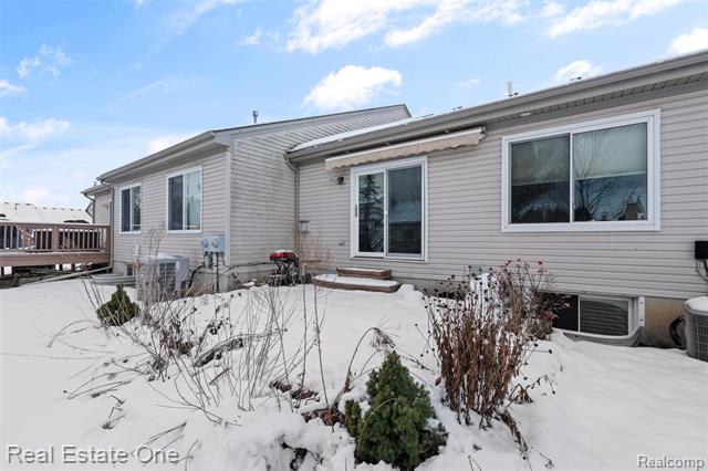 Builiding view twenty four for 53244 Glen Oak Dr., New Baltimore, MI. 48051