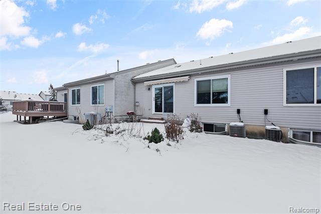 Builiding view twenty six for 53244 Glen Oak Dr., New Baltimore, MI. 48051