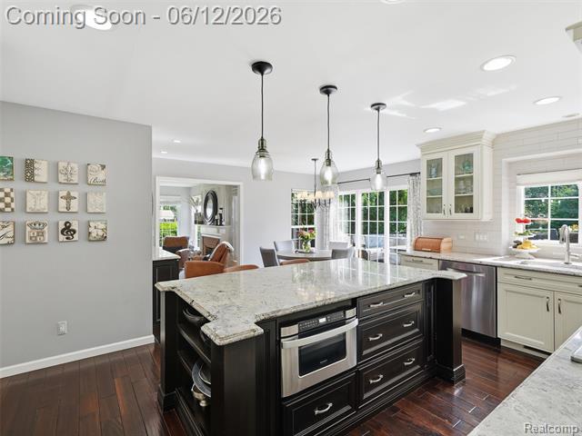 Builiding view six for 732 Westhills, South Lyon, MI. 48178