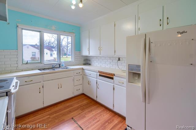 Builiding view eighteen for 6449 Lapeer, Burton, MI. 48509