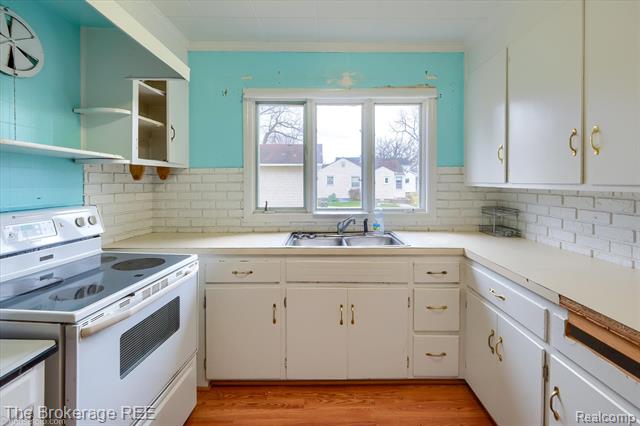 Builiding view nineteen for 6449 Lapeer, Burton, MI. 48509