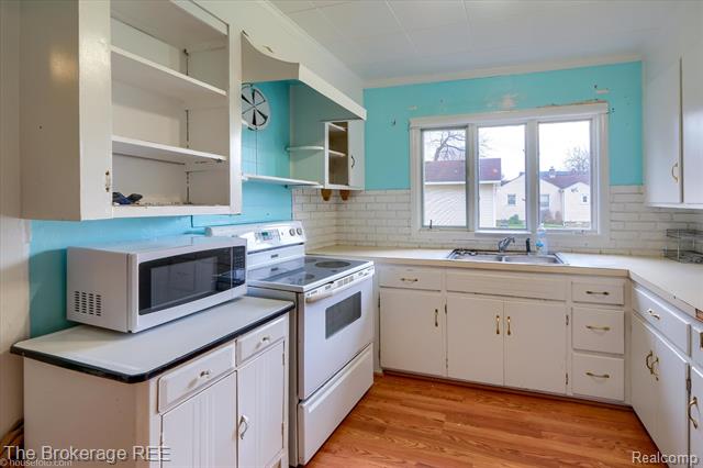 Builiding view seventeen for 6449 Lapeer, Burton, MI. 48509