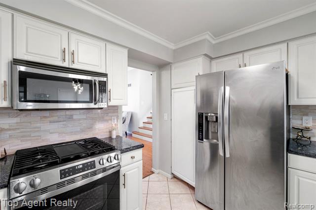 Builiding view seventeen for 13359 Lillian Lane, Sterling Heights, MI. 48313