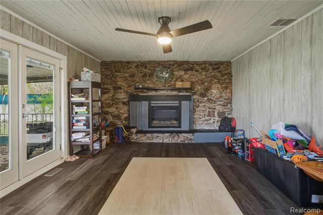 Builiding view seventeen for 11033 Carr, Davison, MI. 48423