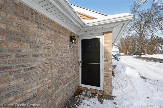 Builiding view five for 560 Black Oaks, Howell, MI. 48843