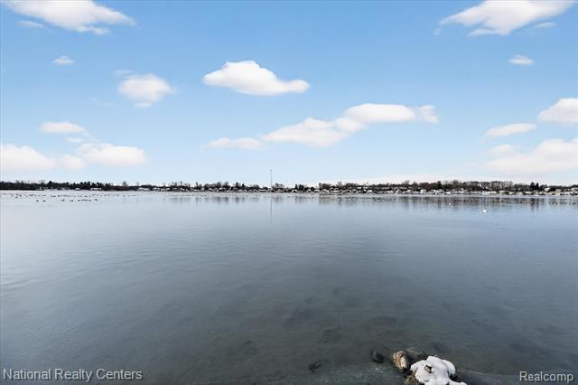 Builiding view forty three for 560 Black Oaks, Howell, MI. 48843