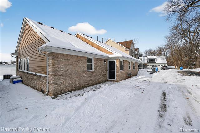 Builiding view four for 560 Black Oaks, Howell, MI. 48843