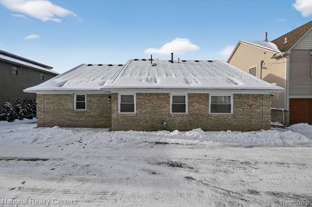 Builiding view one for 560 Black Oaks, Howell, MI. 48843