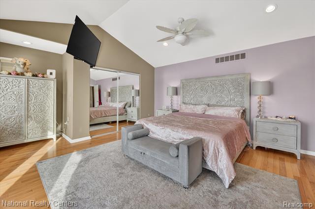 Builiding view twenty one for 560 Black Oaks, Howell, MI. 48843