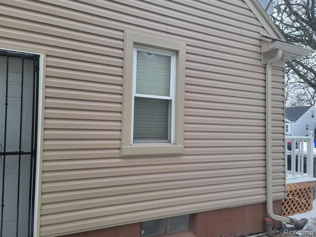 Builiding view thirty two for 6387 Auburn, Detroit, MI. 48228