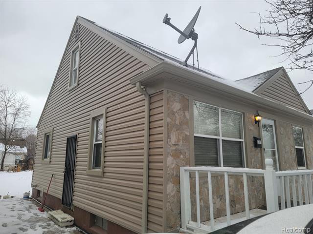 Builiding view thirty for 6387 Auburn, Detroit, MI. 48228