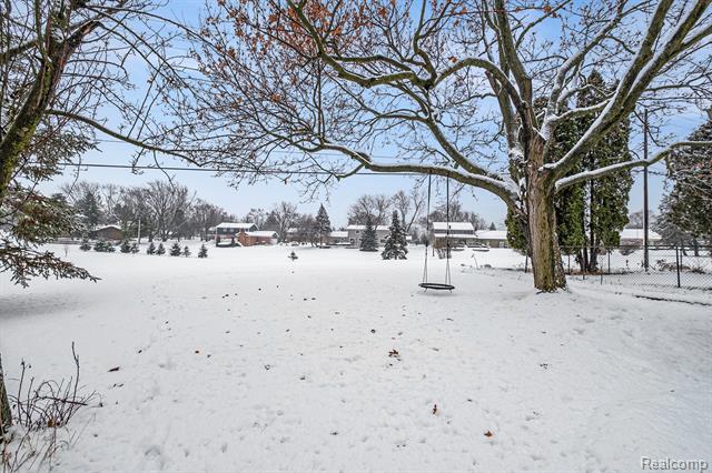 Builiding view thirty three for 5348 Mccandlish, Grand Blanc, MI. 48439