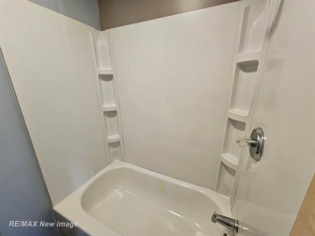 Builiding view twenty five for 505 Yale, Saginaw, MI. 48602