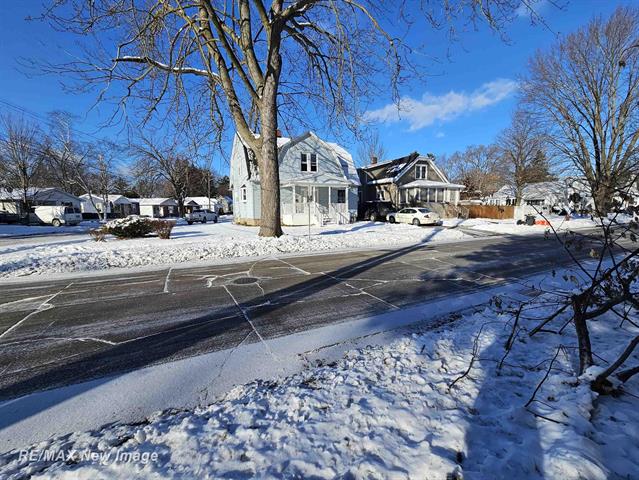 Builiding view two for 505 Yale, Saginaw, MI. 48602