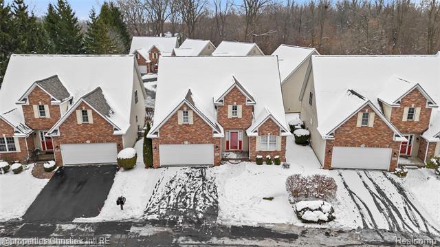 Builiding view two for 6166 Natures Cove, Grand Blanc, MI. 48439