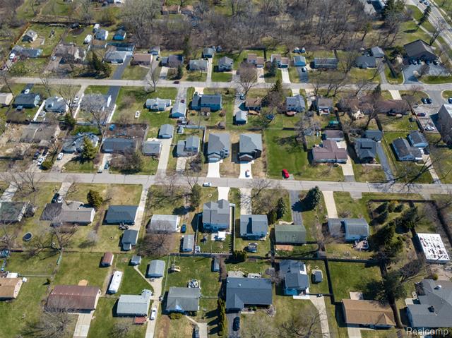 Builiding view sixty for 2921 Walsh, Rochester, MI. 48309