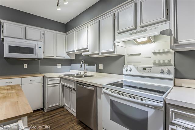 Builiding view eight for 115 Wellington, South Lyon, MI. 48178