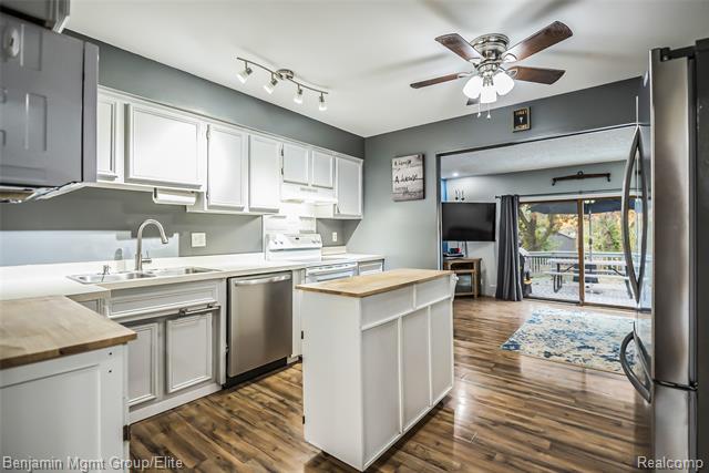 Builiding view four for 115 Wellington, South Lyon, MI. 48178