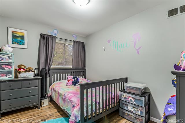 Builiding view seventeen for 115 Wellington, South Lyon, MI. 48178