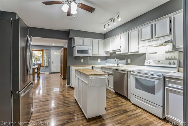 Builiding view six for 115 Wellington, South Lyon, MI. 48178