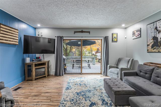 Builiding view ten for 115 Wellington, South Lyon, MI. 48178