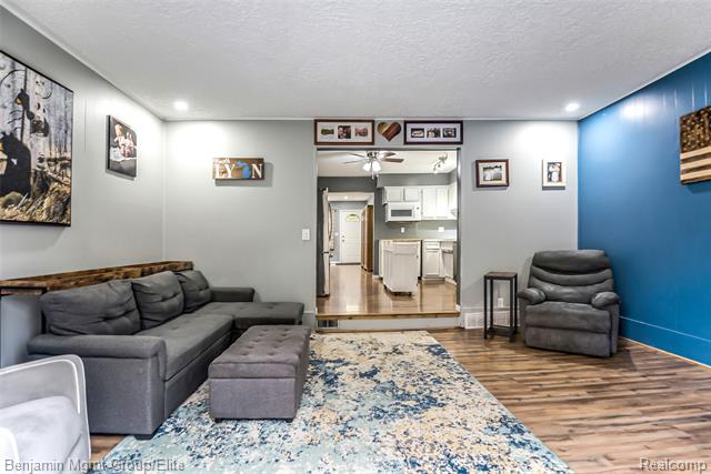 Builiding view thirteen for 115 Wellington, South Lyon, MI. 48178