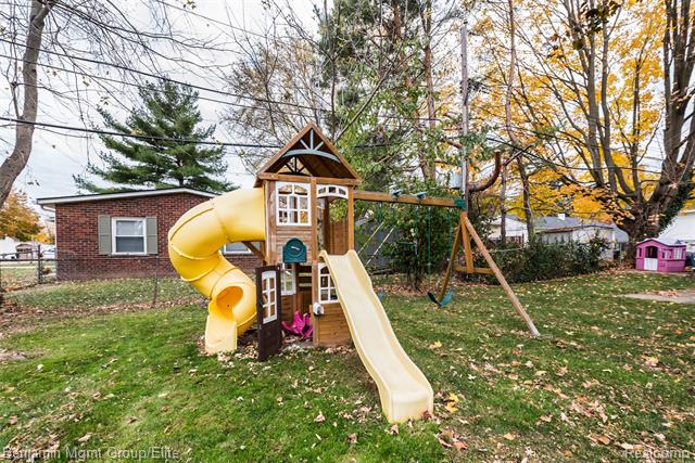 Builiding view thirty five for 115 Wellington, South Lyon, MI. 48178