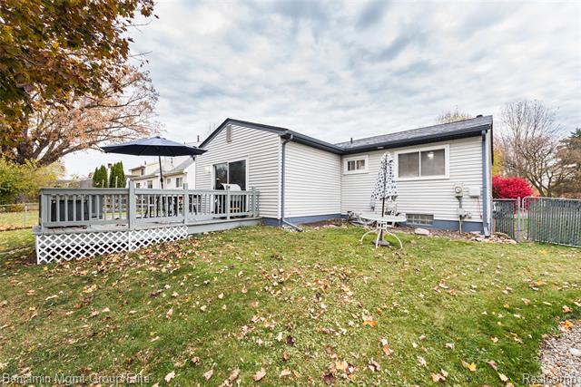 Builiding view twenty eight for 115 Wellington, South Lyon, MI. 48178