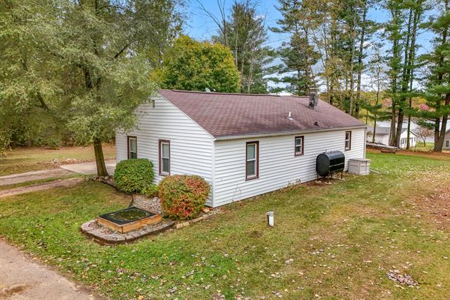 Builiding view twenty five for 1125 Hickory, Hillsdale, MI. 49242