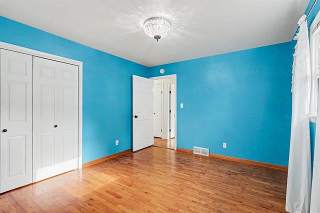 Builiding view fifteen for 916 Sherwood, Muskegon, MI. 49441