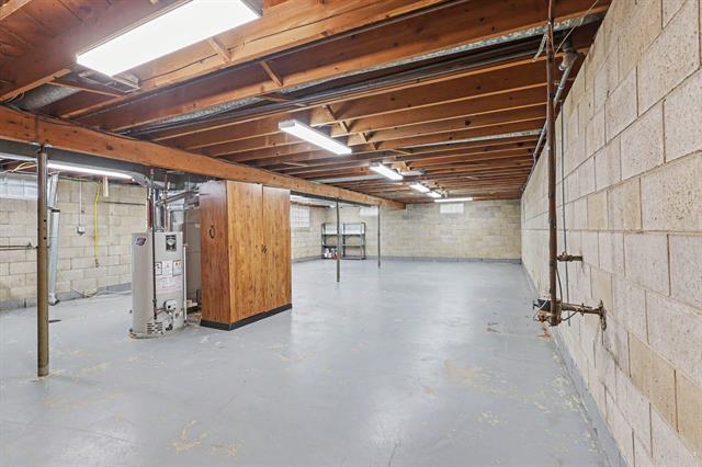 Builiding view twenty three for 916 Sherwood, Muskegon, MI. 49441