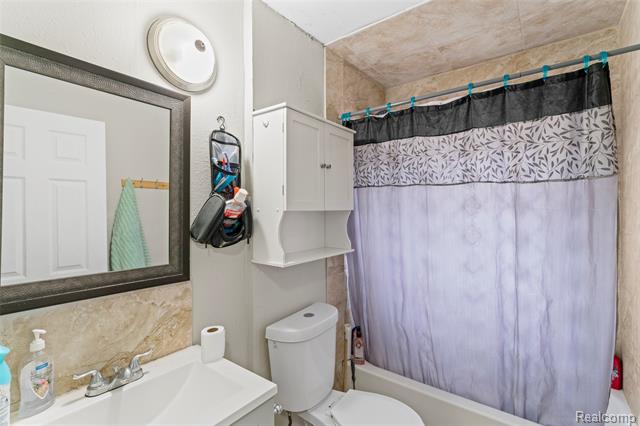 Builiding view twelve for 1444 Liddesdale, Detroit, MI. 48217