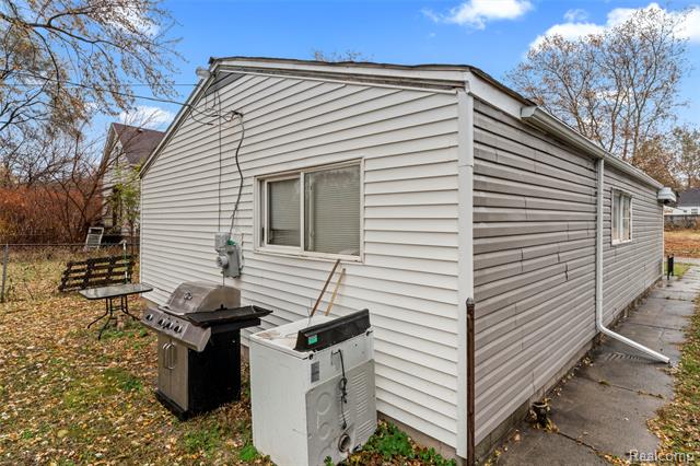 Builiding view twenty one for 1444 Liddesdale, Detroit, MI. 48217