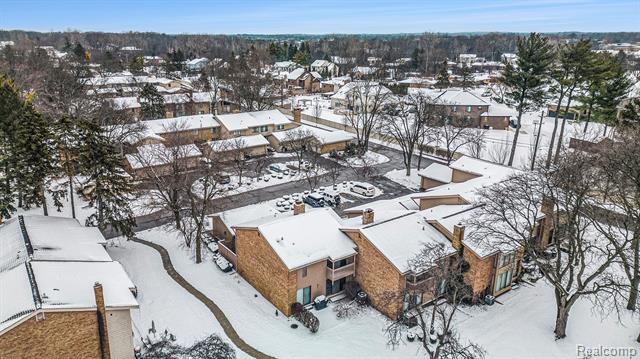 Builiding view thirty one for 7411 Pebble Pointe, West Bloomfield, MI. 48322