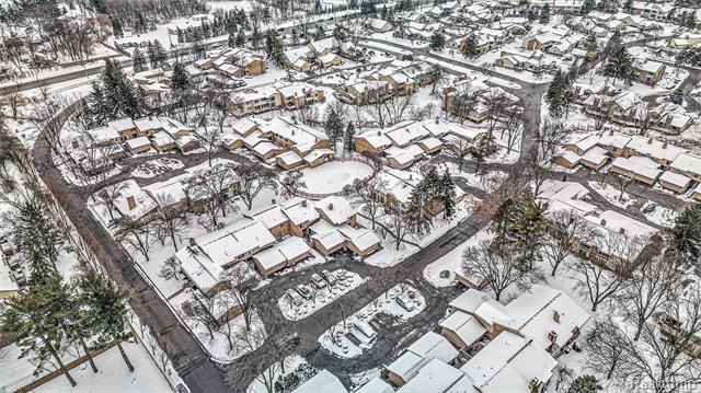 Builiding view thirty for 7411 Pebble Pointe, West Bloomfield, MI. 48322