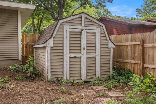 Builiding view thirty two for 920 Cheboygan, Muskegon, MI. 49445