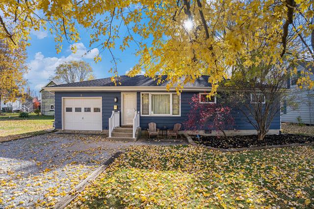 front view for 8 Poplar Street, Three Oaks, Mi. 49128