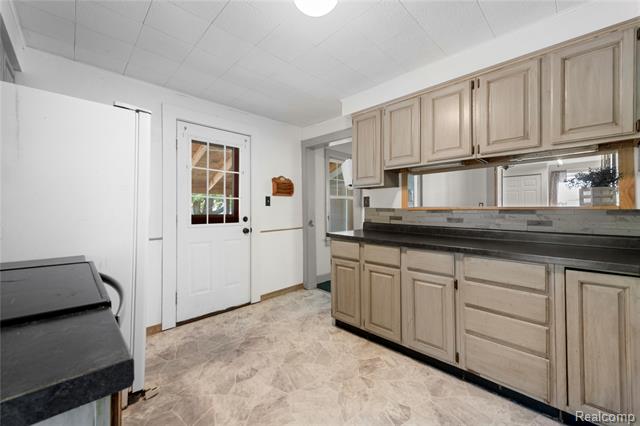 Builiding view twenty one for 166 Court, Lapeer, MI. 48446