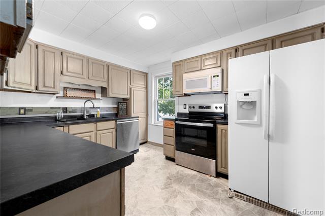 Builiding view twenty for 166 Court, Lapeer, MI. 48446