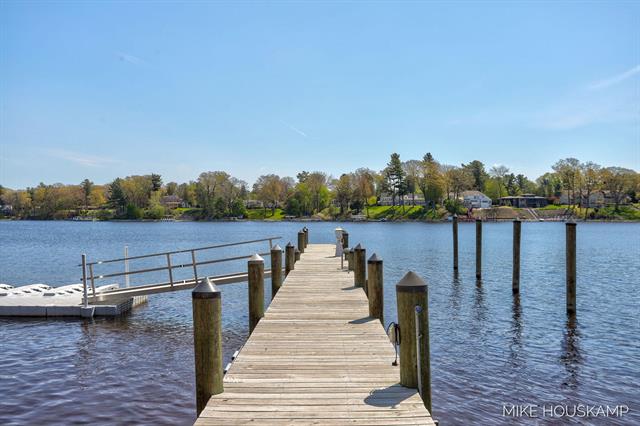 Builiding view eighty three for 15945 Orchard Point, Spring Lake, MI. 49456